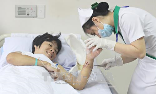 Nối thành công cẳng tay gần đứt lìa cho nam bệnh nhân 28 tuổi ảnh 1